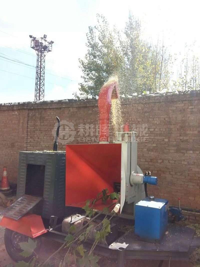 輪式園林粉碎機(jī)盤式園林粉碎機(jī)現(xiàn)場