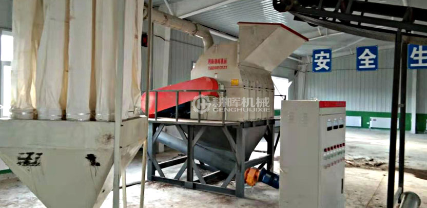 1500型鋸末粉碎機(jī)現(xiàn)場大型錘片式粉碎機(jī)現(xiàn)場