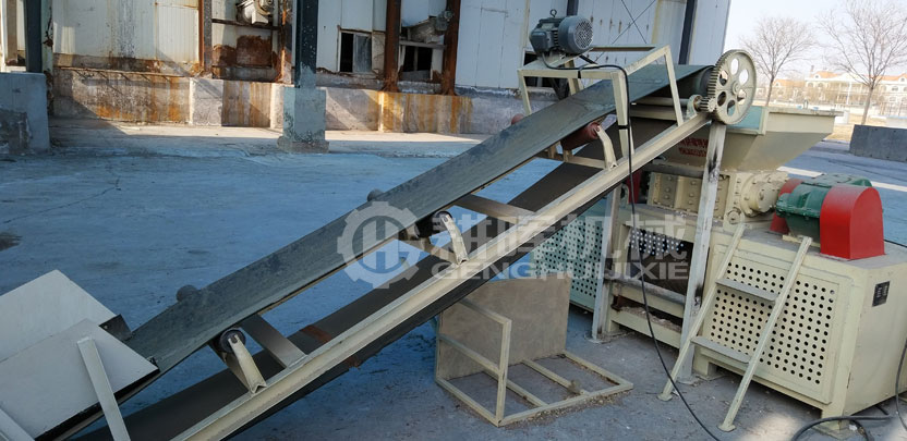 小型撕碎機(jī)現(xiàn)場(chǎng)小型